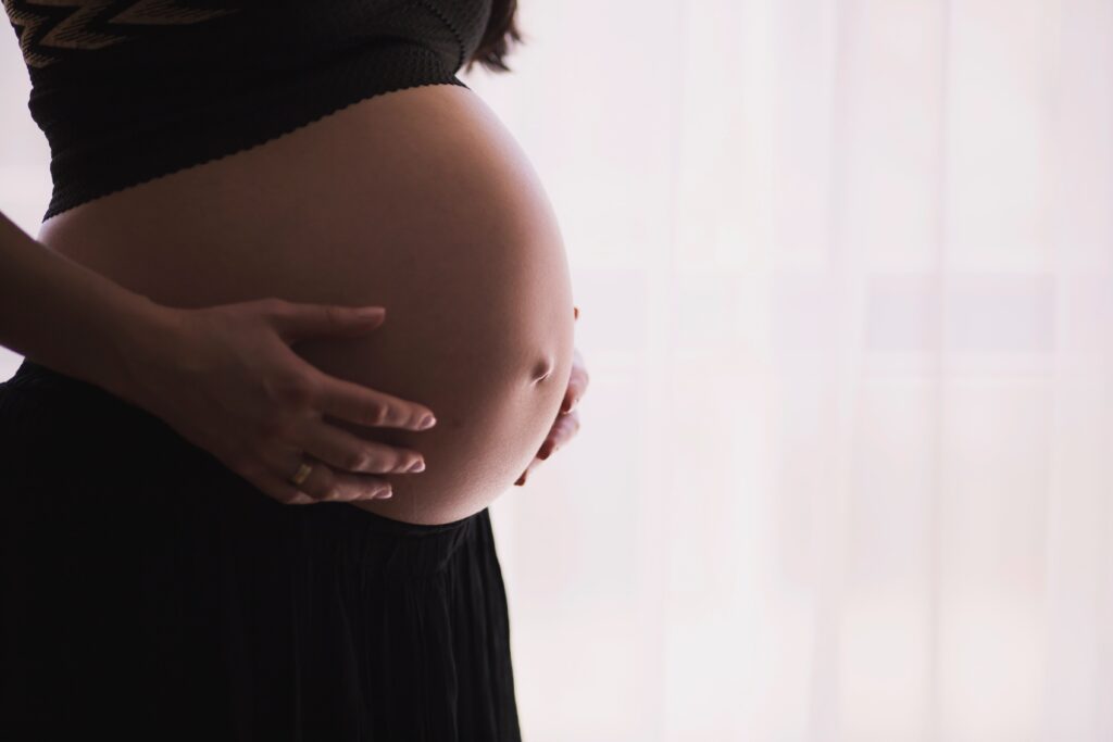 mulher grávida apta à consulta pré-natal pediátrica